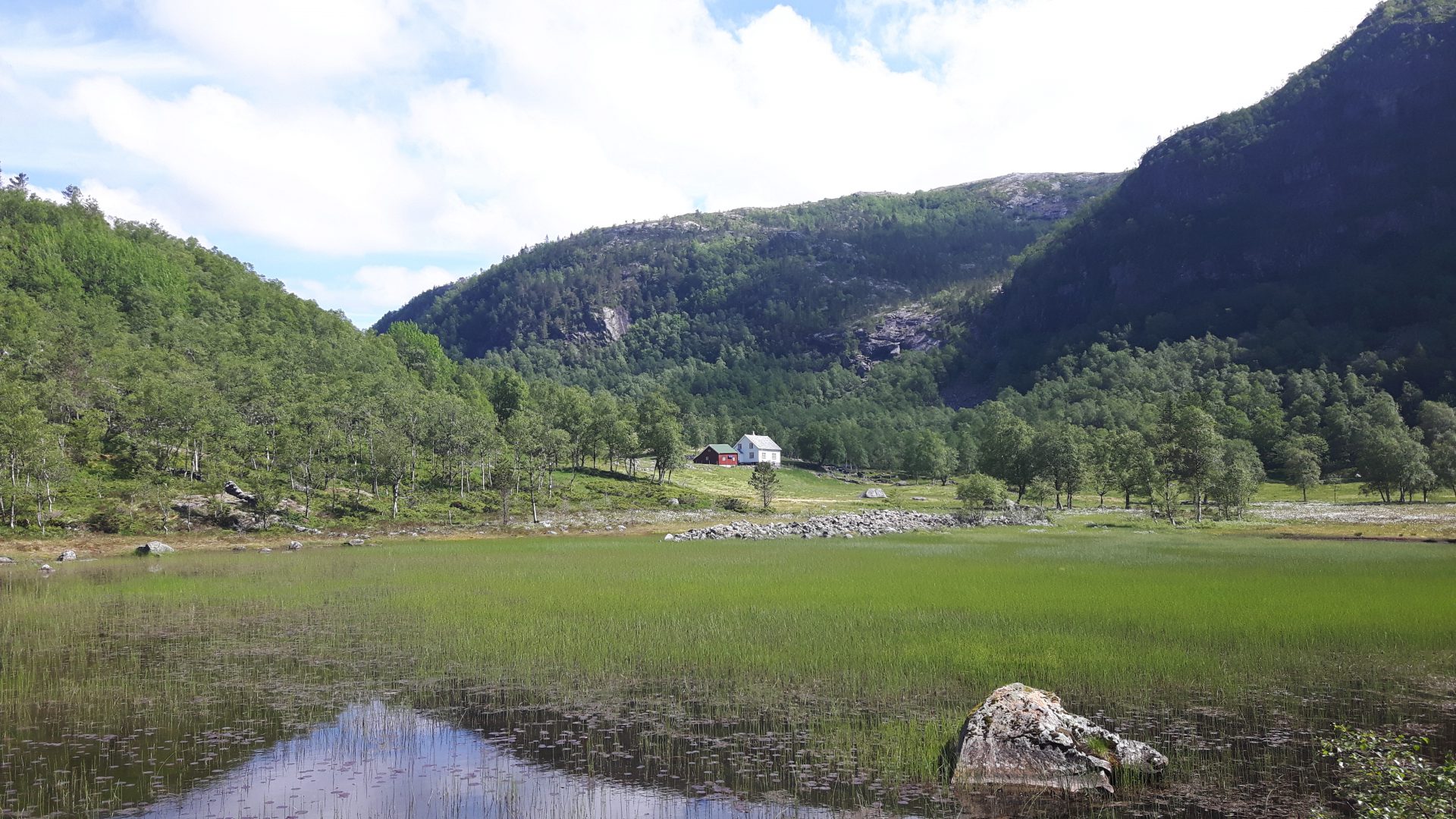 Ein av gardane langs stien frå Kleivaland.