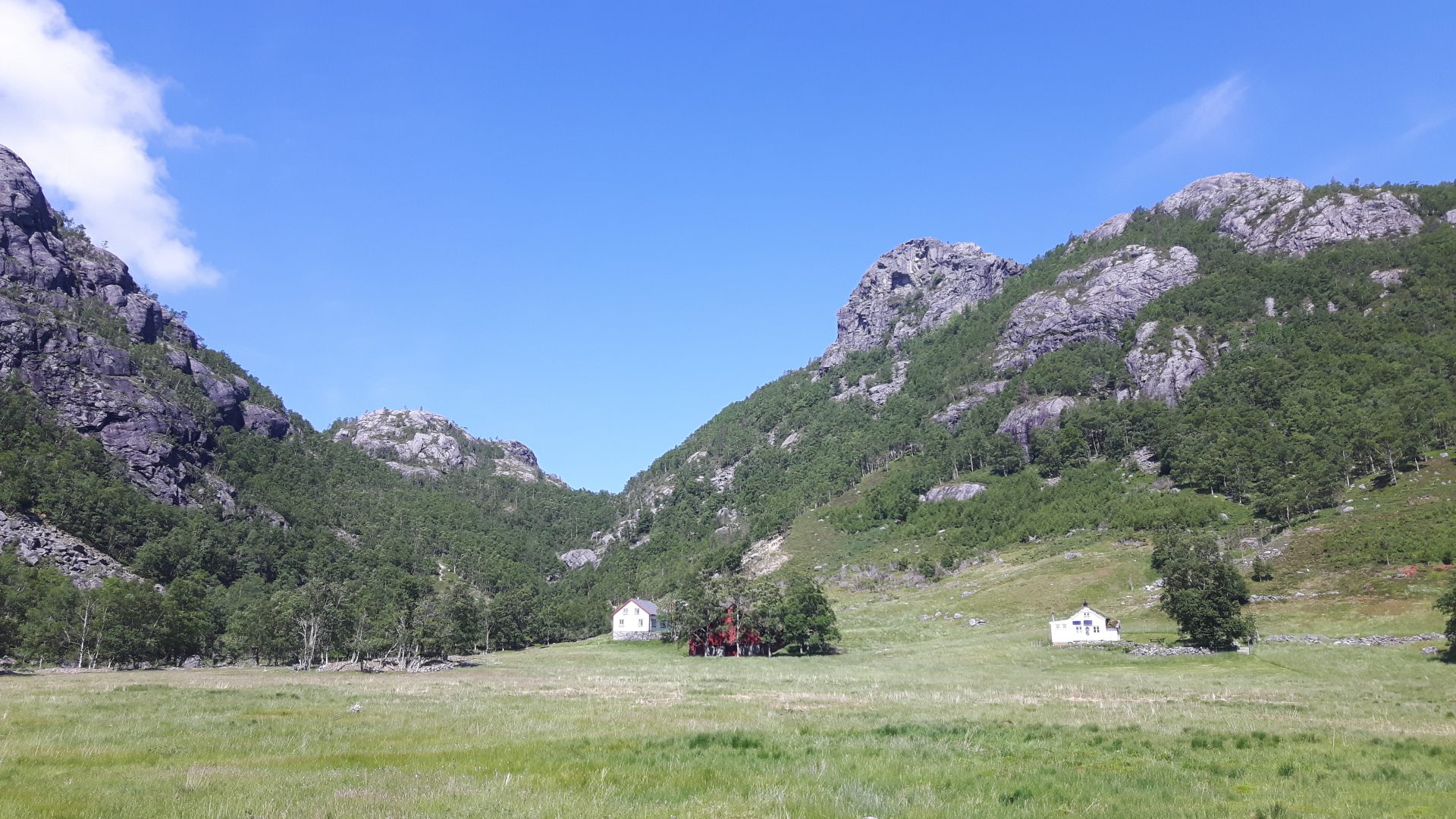 Ein annan av dei gamle gardane langs stien frå Kleivaland.